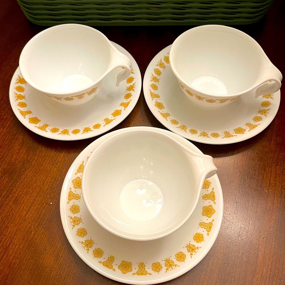 Vintage Set of 3 Corelle butterfly harvest hooked cups & saucers - Picture 3 of 5